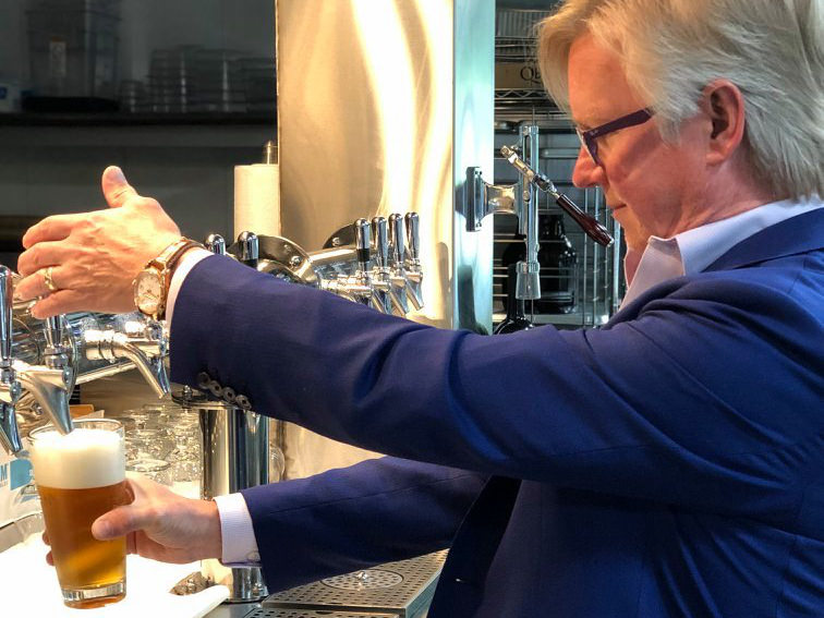 Photo of owner, Lorenzo Lizarralde, pouring a beer.